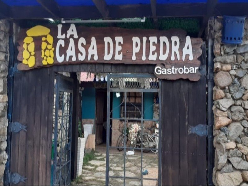 La Casa de Piedra en Constanza, patio abierto con murales y árbol