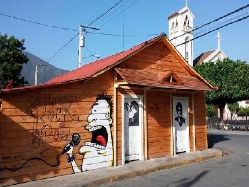 La Esquina Gastro Bar en Constanza, casita de madera frente a la iglesia