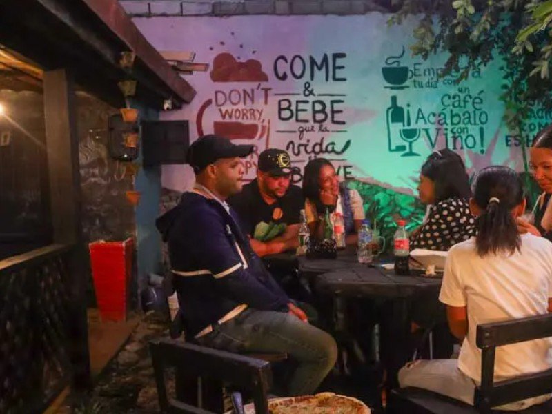 Pasión Licor Bar 360 en Constanza, luces y público joven