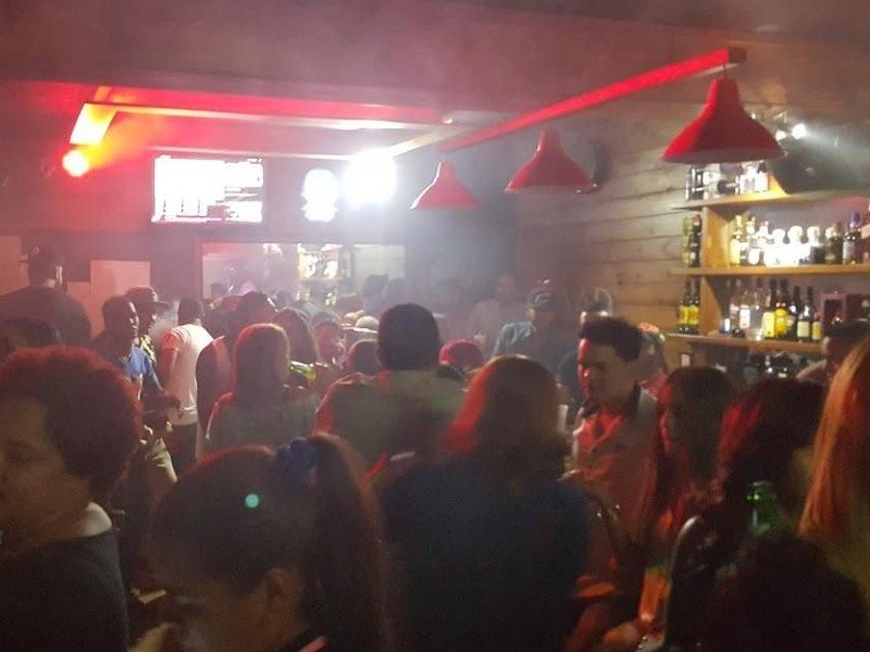 Vamo’ al Drink en Constanza, pista dominicana con bachata y merengue